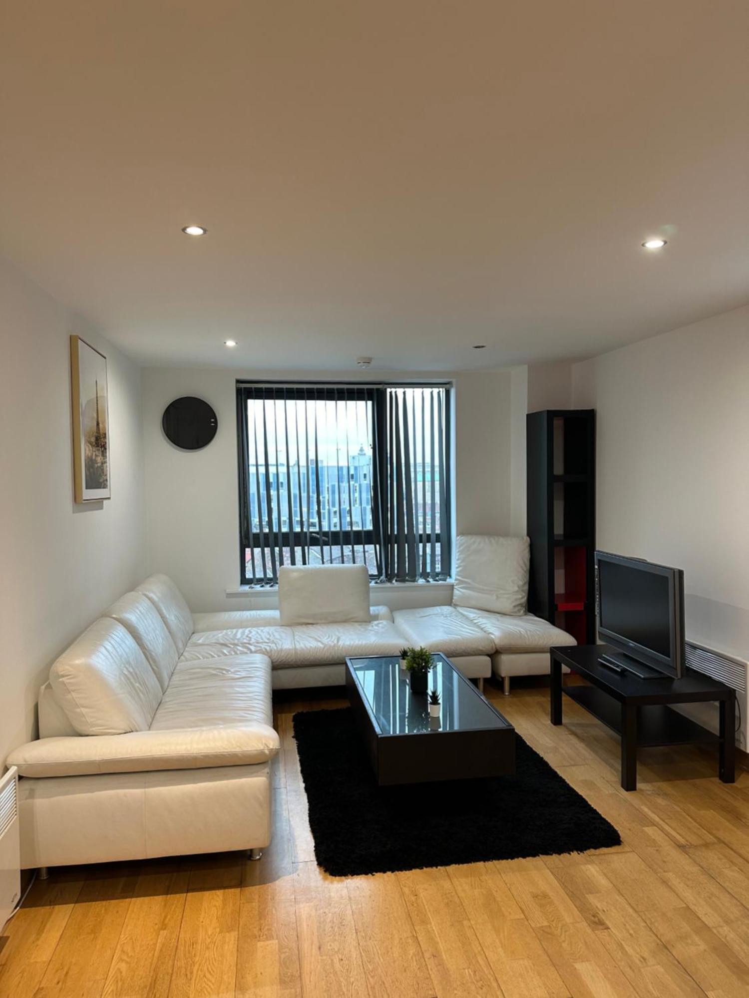 Centre 2 Bed 2 Bath With En-suite Apartment *