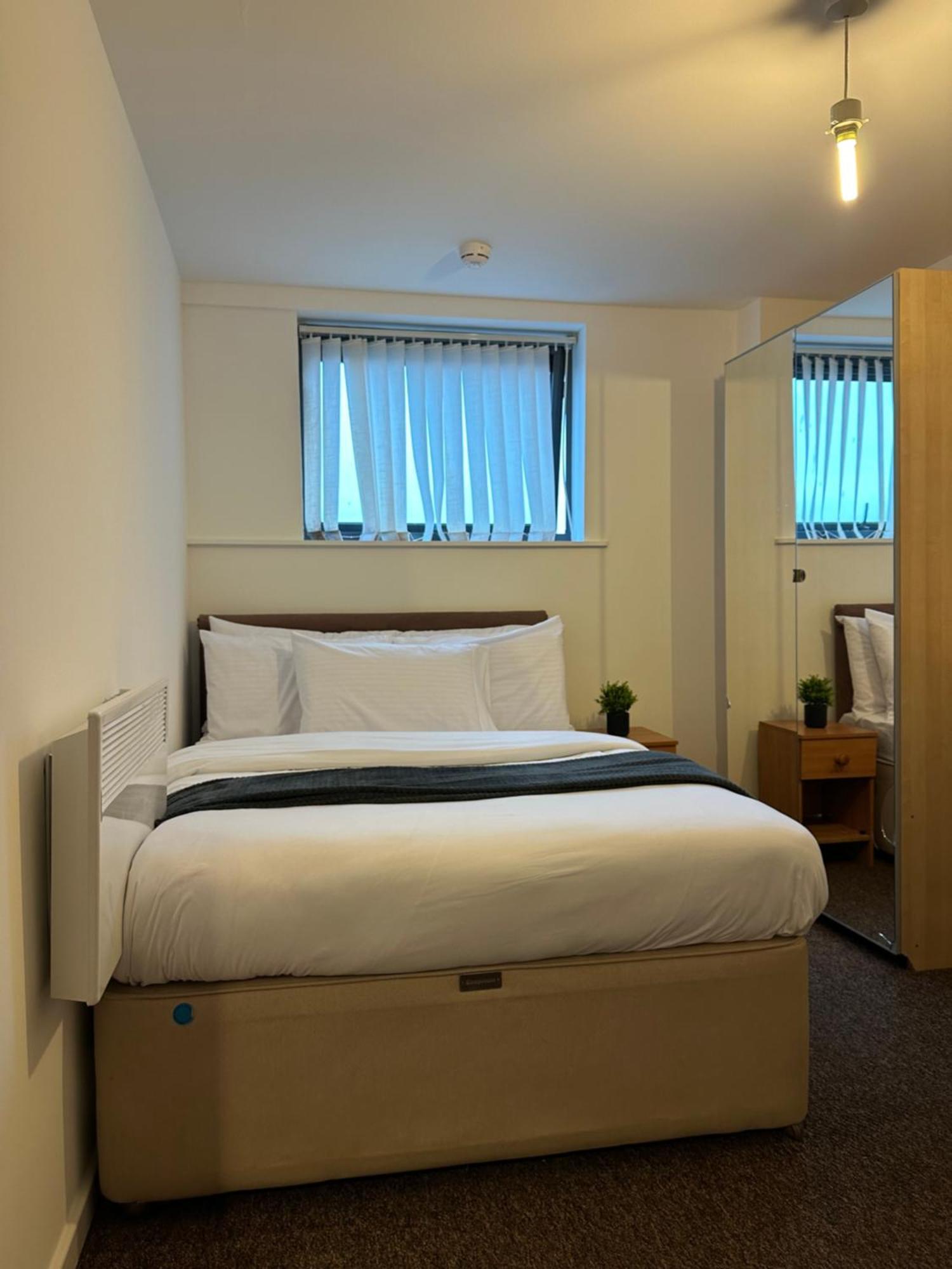 Centre 2 Bed 2 Bath With En-suite Apartment *