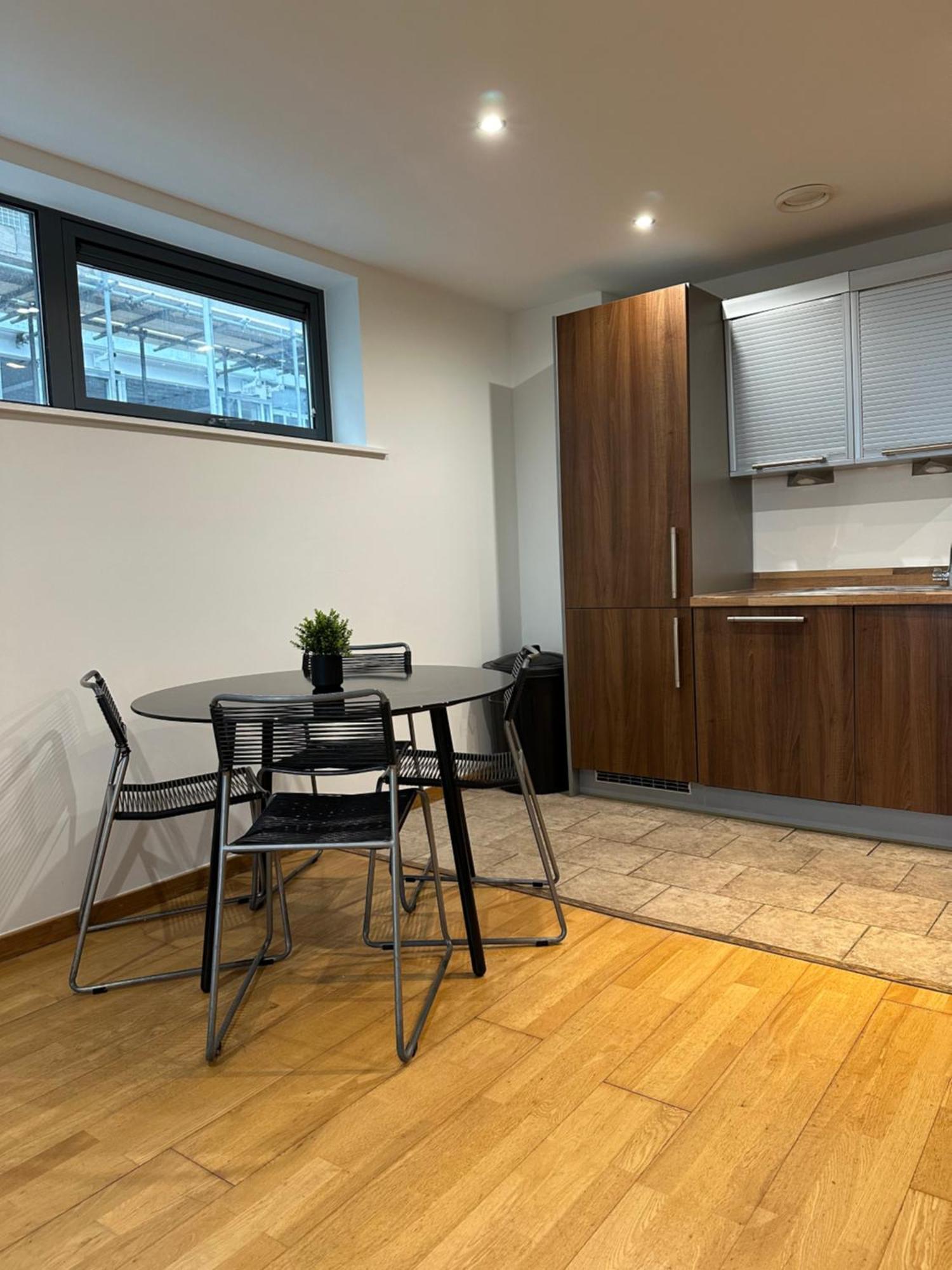 Apartment Centre 2 Bed 2 Bath With En-suite Liverpool