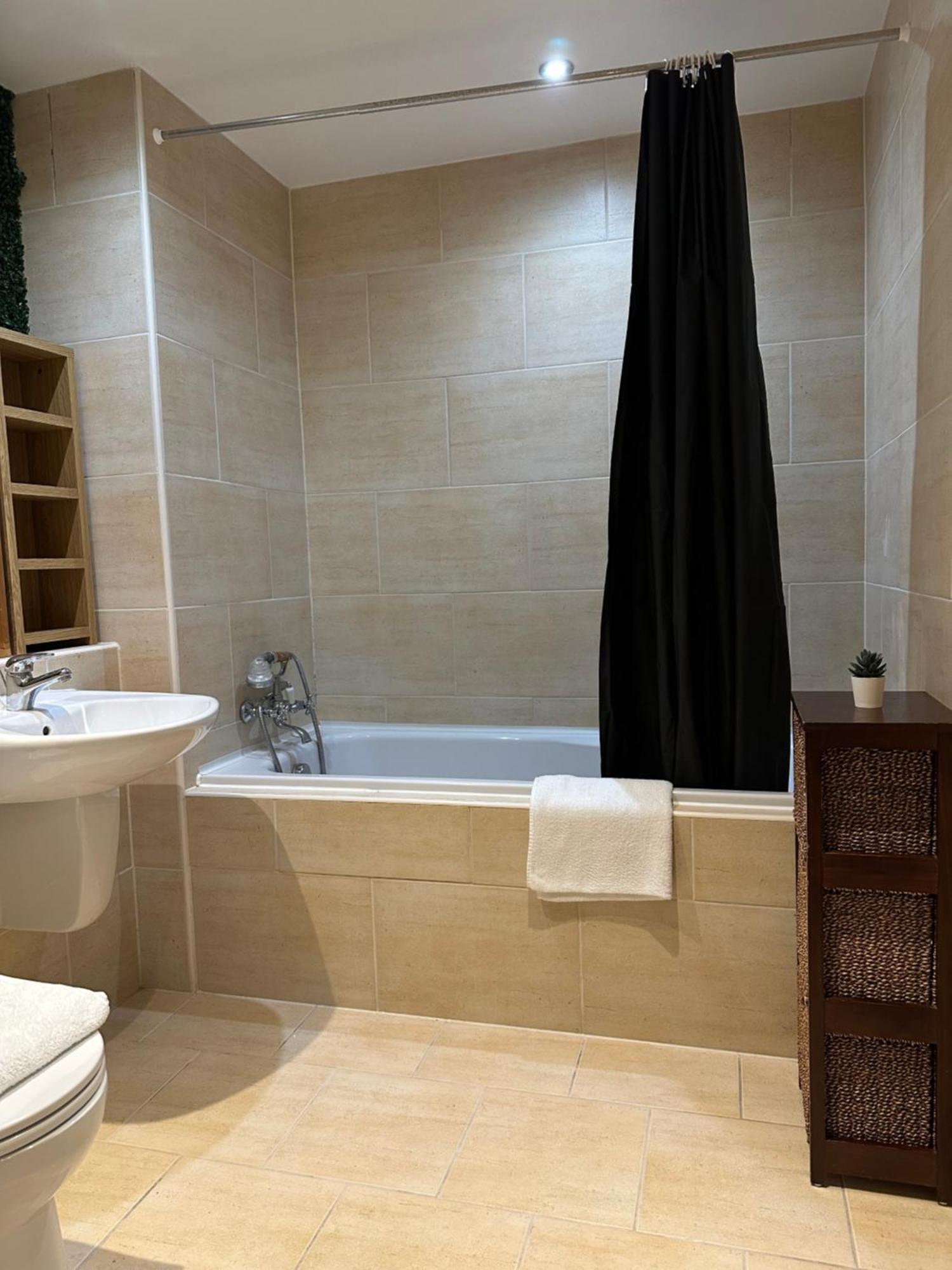 Apartment Centre 2 Bed 2 Bath With En-suite
