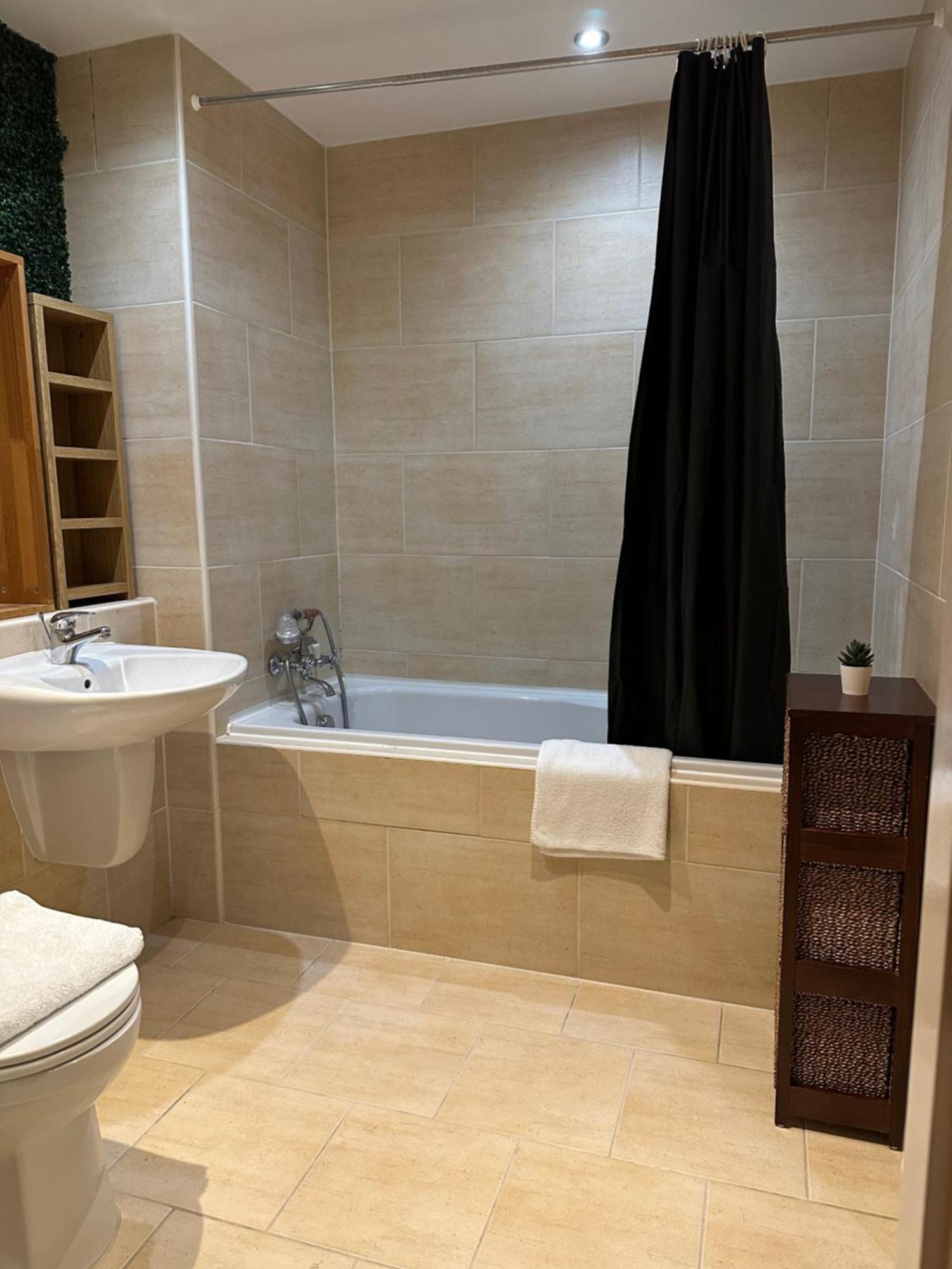 Apartment Centre 2 Bed 2 Bath With En-suite *